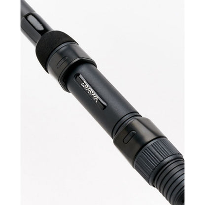 Шаранджийска въдица DAIWA D CARP - 3.60m/3.5lbs риба захващаща част от близо, черен дизайн и висококачествени материали.