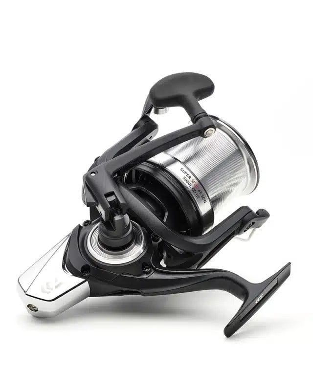 Шаранджийска макара DAIWA 23 SUPERSPOD 45 SCW QD OT на бял фон, детайлно изображение на риболовна макара.