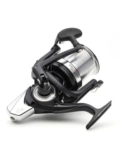 Шаранджийска макара DAIWA 23 SUPERSPOD 45 SCW QD OT на бял фон, детайлно изображение на риболовна макара.