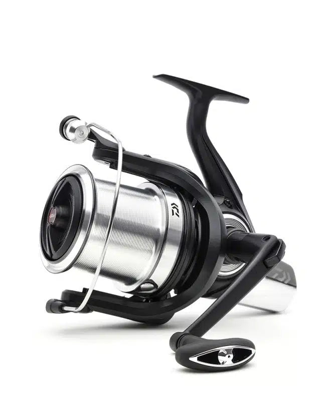Шаранджийска макара DAIWA 23 SUPERSPOD 45 SCW QD OT с 45 мм ход на шпулата и устойчив дизайн.