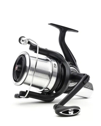 Шаранджийска макара DAIWA 23 SUPERSPOD 45 SCW QD OT с 45 мм ход на шпулата и устойчив дизайн.