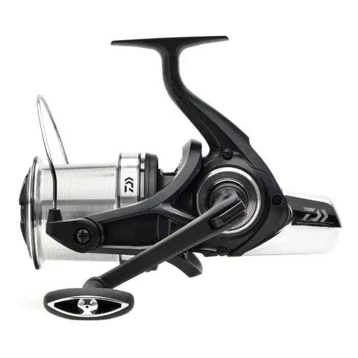 Шаранджийска макара DAIWA 23 SUPERSPOD 45 SCW QD OT, висококачествена Spod макара с 45 мм ход на шпулата.