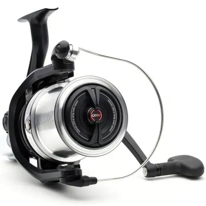 Шаранджийска макара DAIWA 23 SUPERSPOD 45 SCW QD OT с 45 мм ход на шпулата за точно захранване.