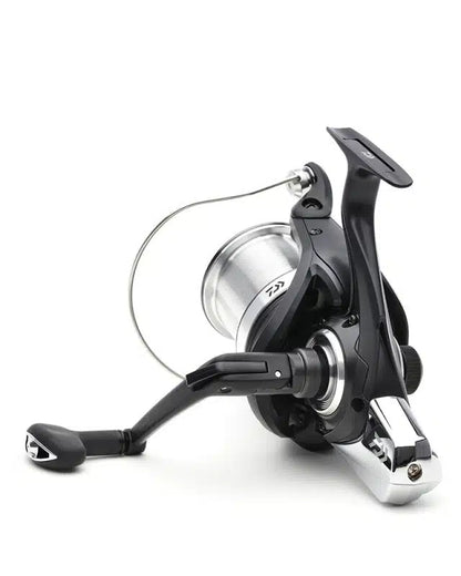 Шаранджийска макара DAIWA 23 SUPERSPOD 45 SCW QD OT с черно-сребрист дизайн и здрава конструкция.