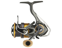 Макара с преден аванс DAIWA 22 SILVER CREEK X LT с черен и златист дизайн, идеална за риболов на пъстърва.