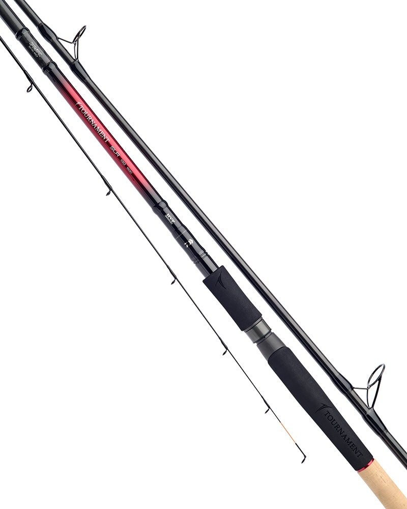 Фидер въдици DAIWA TOURNAMENT SLR - New model 2025 на фона на риболовни аксесоари.