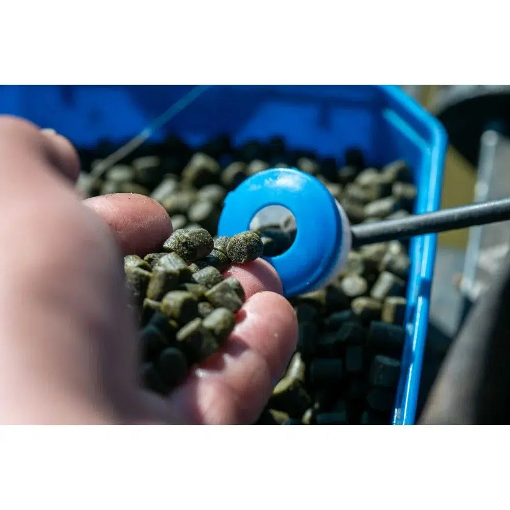 Пелети SONUBAITS Marine Green Feed Pellets 900g - 2mm в ръка, готови за риболов.