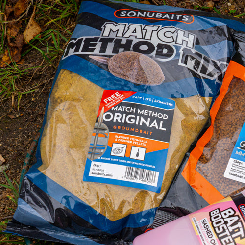 Захранка SONUBAITS Match Method Mix - 2kg in pack on ground for fishing mix preparation.