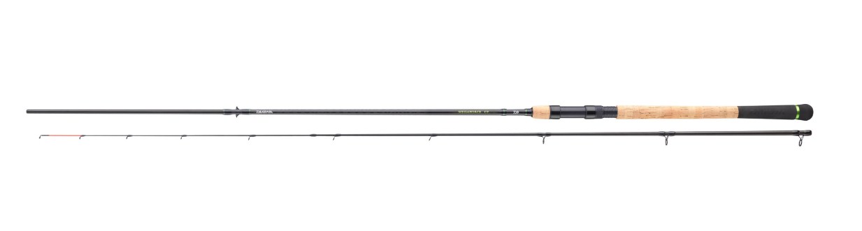 Спининг въдица DAIWA 25 MEGAFORCE CATFISH BAITFISH - 2.70m/120gr на фона на бял фон.