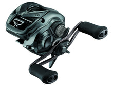 Бейткастинг макара DAIWA 24 TATULA BAITCASTIG SV TW100L/HL/XHL изображение на макарата с черен дизайн иErgonomic дръжки.