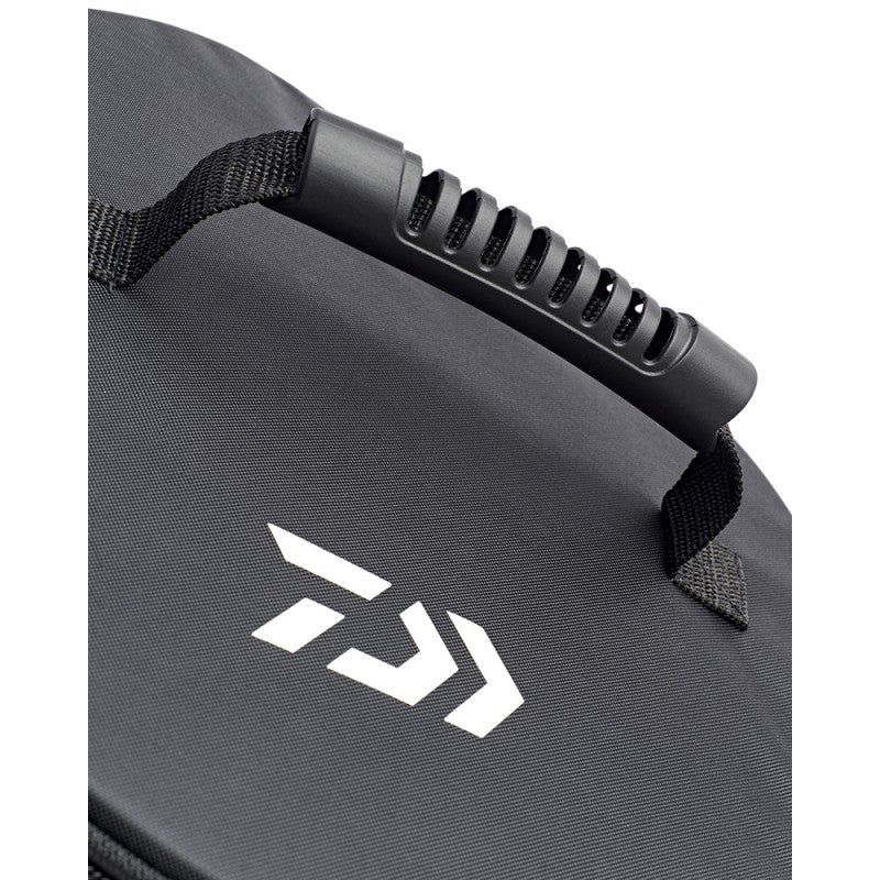 Детайл от термо чанта Daiwa ADVANTAGE THERMAL BUCKET BAGS - 12/18L с удобна дръжка и лого.