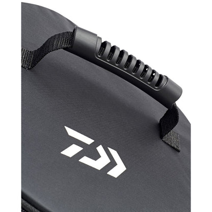 Детайл от термо чанта Daiwa ADVANTAGE THERMAL BUCKET BAGS - 12/18L с удобна дръжка и лого.