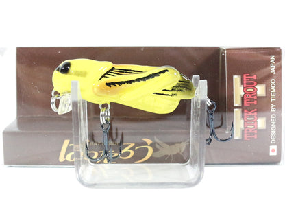 Воблер TIEMCO TRICK TROUT GRASSHOPPER - 3.5cm/1.8gr - Floating на бяла поставка, жълт щурец с черни ивици.