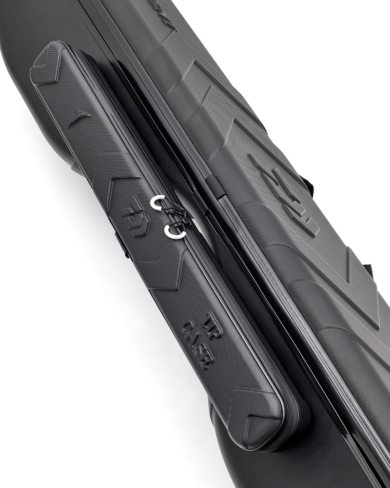 Твърд калъф за въдици DAIWA TOURNAMENT ROD CASE, черен, издръжлив и стилен дизайн, идеален за риболов.