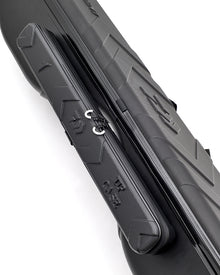 Твърд калъф за въдици DAIWA TOURNAMENT ROD CASE, черен, издръжлив и стилен дизайн, идеален за риболов.