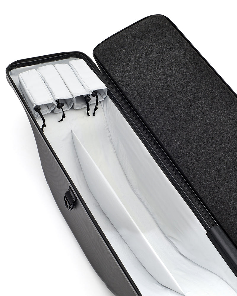 Твърд калъф за въдици DAIWA TOURNAMENT ROD CASE interior view with padded compartments for protection.