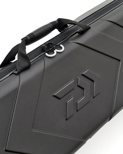 Твърд калъф за въдици DAIWA TOURNAMENT ROD CASE in black with zipper and handles.