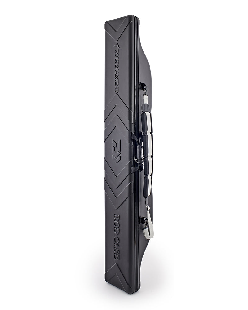 Твърд калъф за въдици DAIWA TOURNAMENT ROD CASE, черен, защитен и стилен дизайн за пренасяне на въдици.