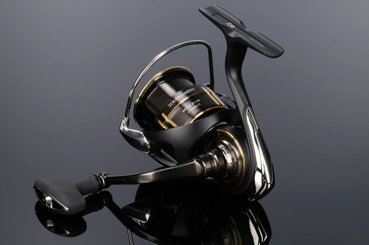 Топ модел макара за мач риболов DAIWA 25 TOURNAMENT MATCH JAPAN LTD LT на черен фон