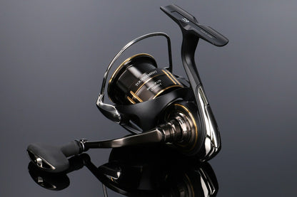 Топ модел макара за мач риболов DAIWA 25 TOURNAMENT MATCH JAPAN LTD LT на черен фон