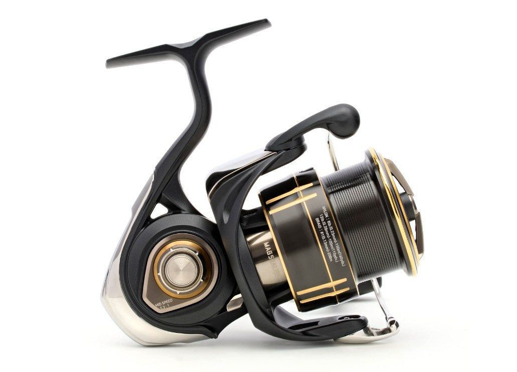 Топ модел макара за мач риболов DAIWA 25 TOURNAMENT MATCH JAPAN LTD LT, представена в черен и златист дизайн.