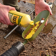 Атрактант Dynamite Baits Premium Liquid Carp Food SWEET TIGER - 1l, използващ тигров фъстък при риболов.