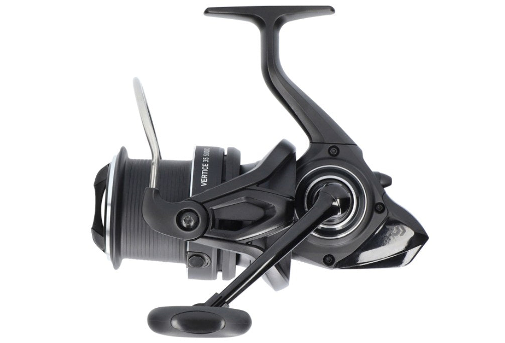 Шаранджийска макара Daiwa 24 VERTICE 35 5000LD/C, вид отстрани, с черен дизайн и алуминиева шпула.