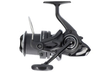 Шаранджийска макара Daiwa 24 VERTICE 35 5000LD/C, вид отстрани, с черен дизайн и алуминиева шпула.