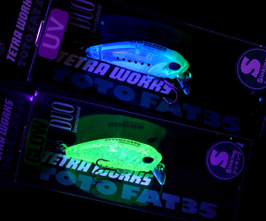 Воблер Duo TETRA WORKS TOTO FAT 35S - 3.5cm/2.1gr - Sinking displayed with UV glow effects.