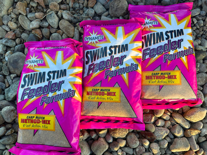 Захранка DYNAMITE Swim Stim Feeder Formula Method Mix - 900гр. в пакет за риболов, с ярък дизайн.