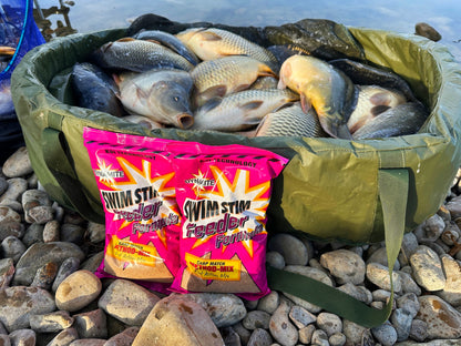 Захранка DYNAMITE Swim Stim Feeder Formula Method Mix - 900гр. с улов на шаран и платика в рибарска чанта.