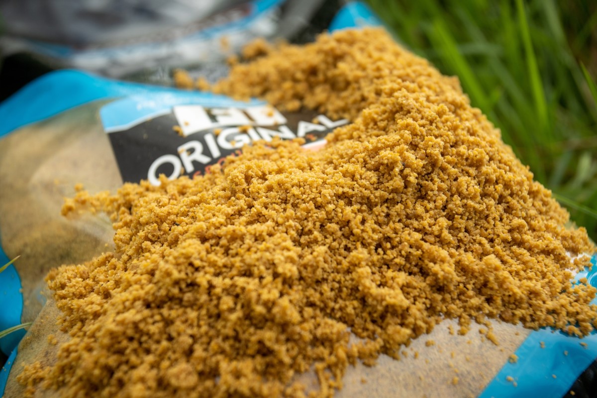 Захранка SONUBAITS F1 Original Sweet Groundbait - 2kg в пакет, показана в близък план с оригинална текстура.